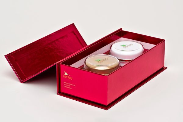 Packshot Produktaufnahme eines Kosmetik Creme & Hautpflege Set in einem schicken roten Geschenkkarton