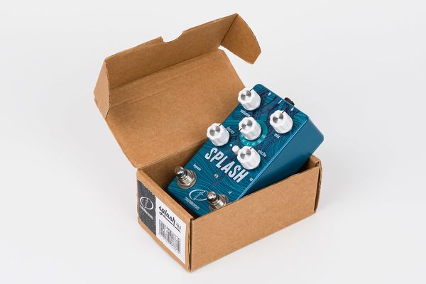 Packshot Produktaufnahme eines Crazy Tube Circuits Splash Reverb Effectpedal aus dem Bereich Musikequipment