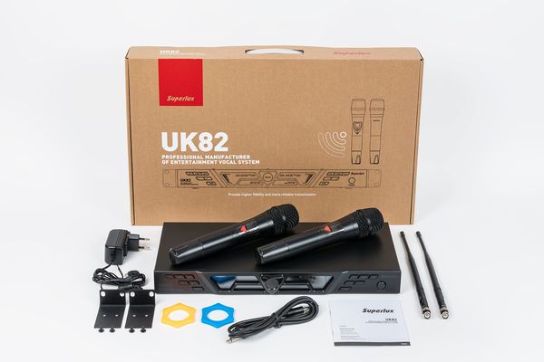 Packshot Produktaufnahme eines Superlux Miokrofon Funksystem Sender & Empfänger Set aus dem Bereich Tontechnik