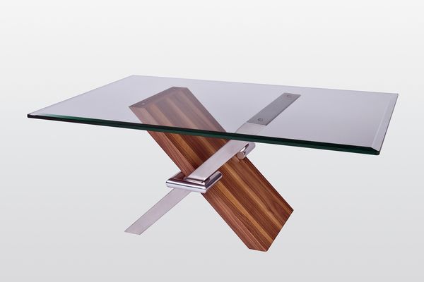 Verkaufsfördernde Produktaufnahme eines Couchtisch aus Holz, Edelstahl und Glas