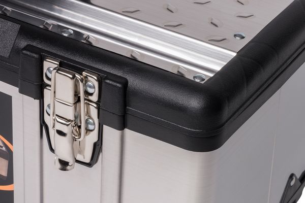 Nahaufnahme einer Alu Werkzeugkiste mit Schließsystem