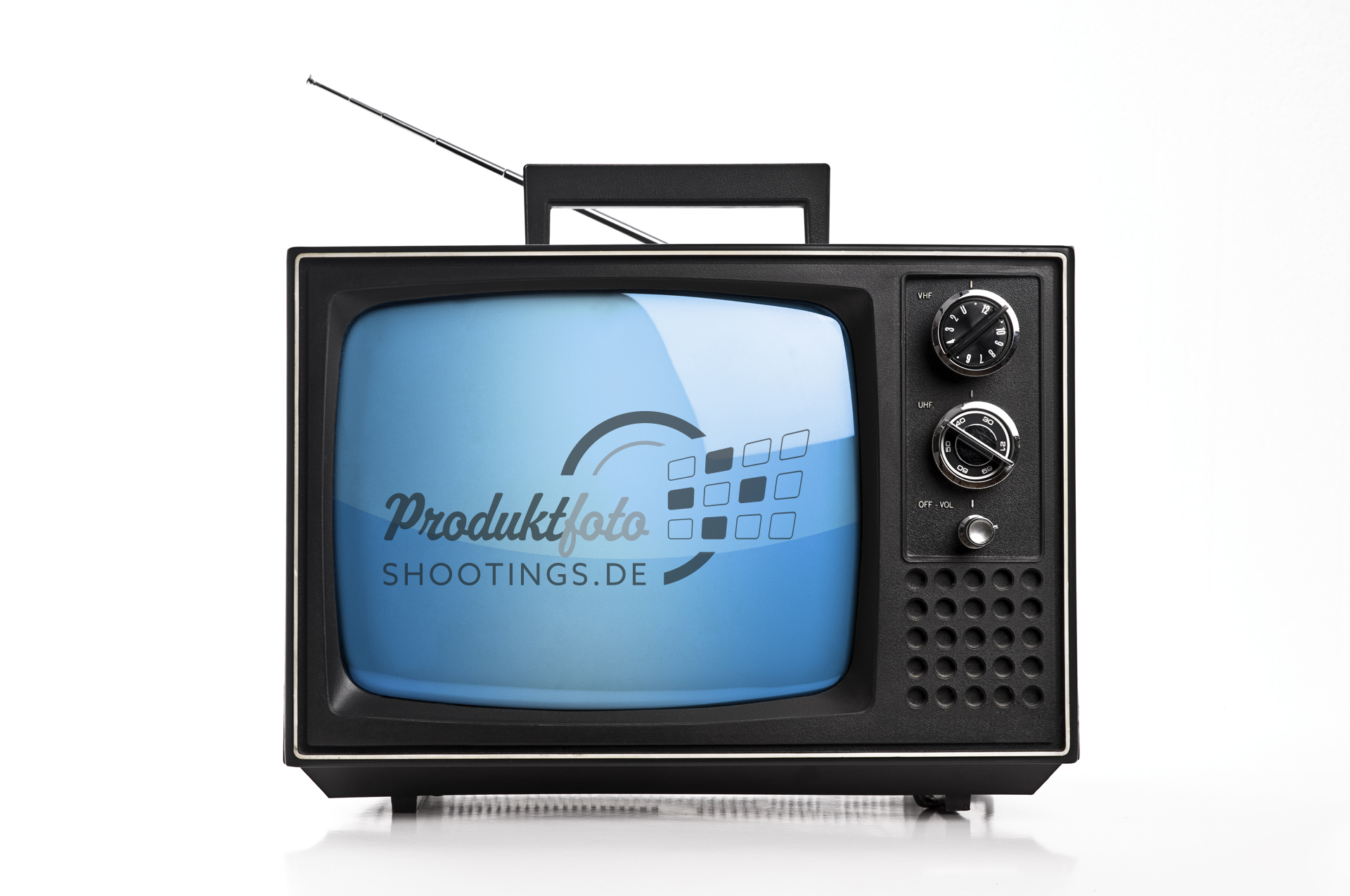 Produktfotografie eines retro schwarz weiß Fernseher freigestellt auf weißem Hintergrund mit natürlichem Schatten